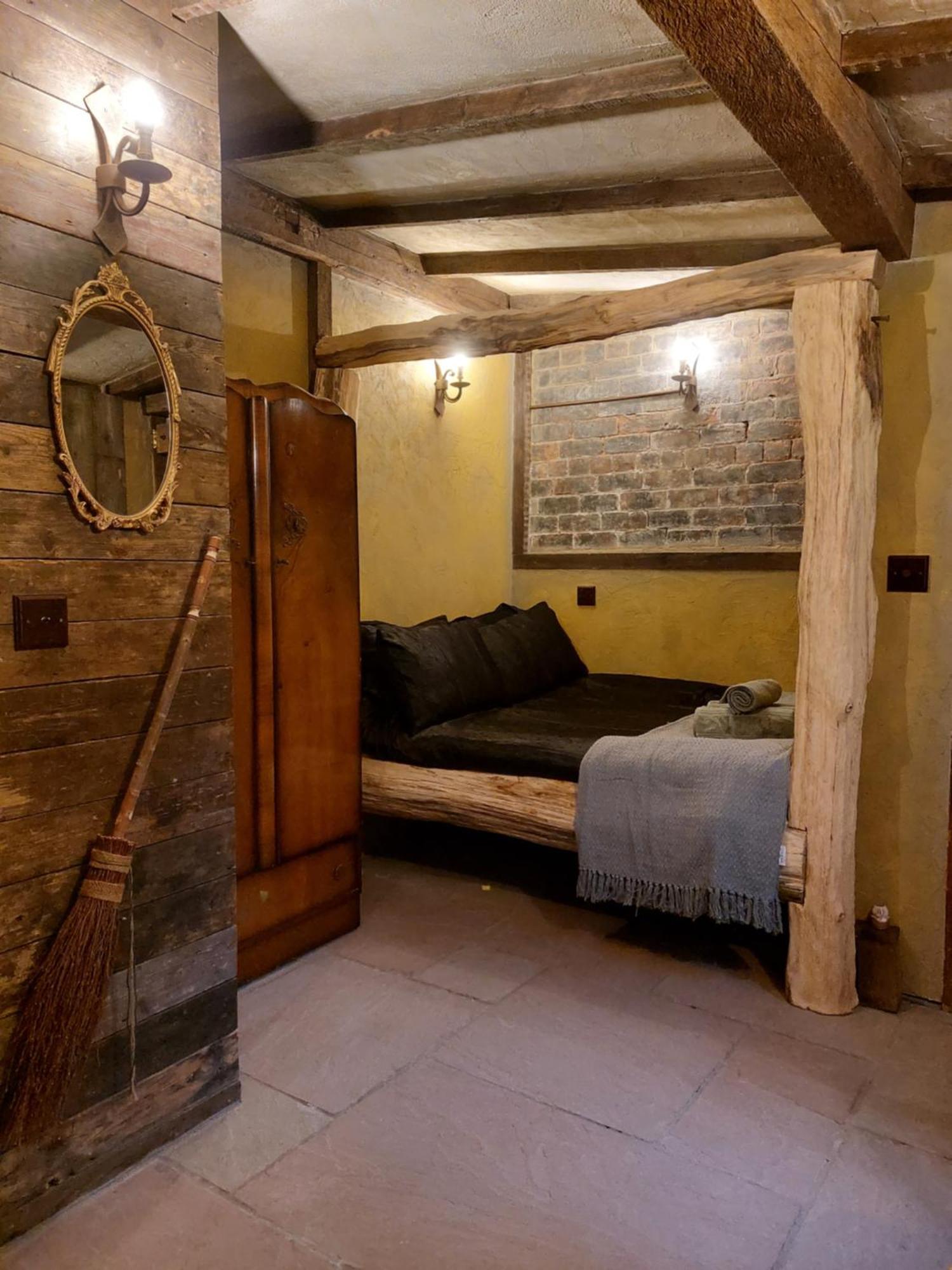 A Little Bit Of Magic - Witchcraft Hotel York Exterior photo